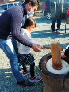 近所の寄り合いにて、餅つきしました。