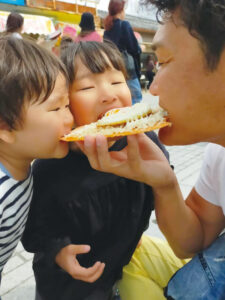 玉センをみんなでパクッ。